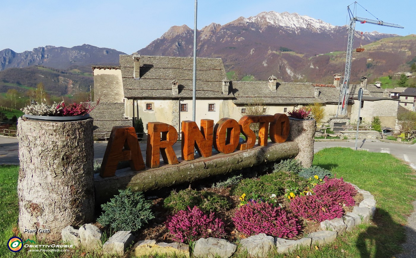 04 Lavori in corso al bel borgo di Arnosto con vista in Resegone.JPG